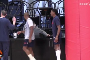 比爾看起來(lái)狀態(tài)不錯(cuò)??！快船訓(xùn)練營(yíng)花絮：保羅比爾友好互動(dòng)！