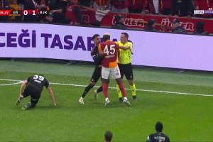 火爆比賽情緒失控！奧斯梅恩土超怒掐對手臉部染黃！