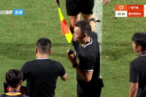 離譜！銅梁龍球員踢到對手肚子，裁判耳麥?zhǔn)ъ`VAR黑屏最終無點球