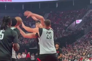 中鋒位置正面較量！楊瀚森利用腳步強(qiáng)吃克林根，碾到籃下得分！