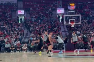 功勞不??！楊瀚森和夏普打出手遞手掩護(hù)配合，后者拿下本場(chǎng)MVP