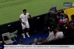 雖然恩德里克機會少，但他還是將自己的球衣送給小球迷??