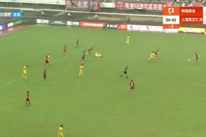 中甲賽場(chǎng)，陜西隊(duì)外援打出貝克漢姆式吊射??