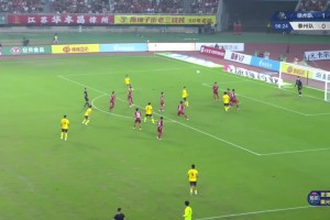 面對(duì)出擊的門將！徐州隊(duì)錯(cuò)失良機(jī)！徐州球迷恨不得把球吹進(jìn)去