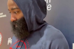 太老實(shí)了！楊瀚森全神貫注盯著啦啦隊(duì)的動(dòng)作，并認(rèn)真模仿跳了起來(lái)