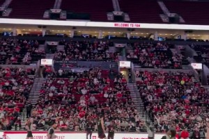 強(qiáng)勢(shì)回應(yīng)！楊瀚森擋拆順下，迎著克林根正面上籃打板2+1！