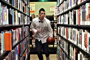 早已經(jīng)是人生贏家了！經(jīng)典廣告：哈佛學(xué)長林書豪籃球?qū)W習(xí)兩不誤！