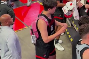 楊翰森這個簽名手速得練練了?? 簽這么認真你是真簽不完