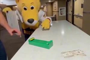 約老師真是個(gè)賽馬的高手！可以輸籃球比賽 不能輸賽馬比賽??