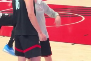 開拓者球迷日，楊瀚森和助教溝通，隨后興奮地開始熱身