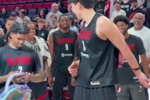 太可愛(ài)了??開拓者球迷嘉年華，楊瀚森背書包學(xué)跳舞