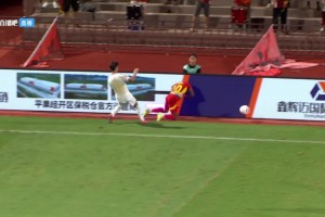 慘烈！銅梁龍球員把外援撞到頸椎骨折，而且竟然只吃了黃牌沒禁賽