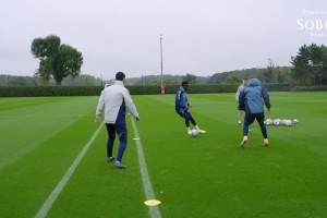 主教練正在熱身？塔子哥參與搶圈訓(xùn)練，傳控精準(zhǔn)不輸球員