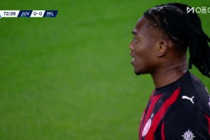 絕佳機會沒進啊！萊奧小禁區(qū)內近在咫尺的打門竟打偏了！