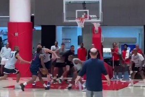 這就是登哥說的減負(fù)？小卡擋拆后助攻哈登命中三分，之前都是反過來的