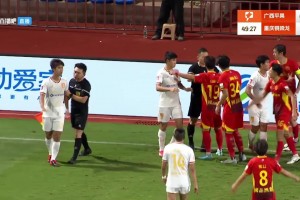 引發(fā)不滿！銅梁龍球員把對方撞傷后攤手表示無辜，裁判擋在中間