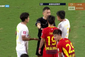 廣西球迷：主裁漏判點球?qū)е伦约仪騿T回防骨折??