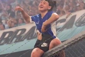 真球迷??！此前阿根廷女球迷爬上鐵網(wǎng)慶祝卻被劃破衣服??