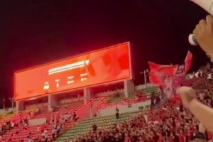 重慶銅梁龍全隊賽后慶祝獲勝！廣西球迷怒罵：你們好意思慶祝？