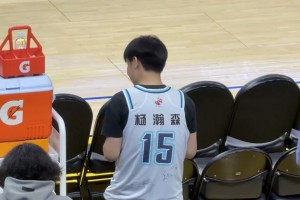 勇士主場(chǎng)一名球迷身穿楊瀚森青島15號(hào)球衣，前來(lái)支持小楊！