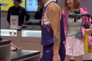 像啊！網(wǎng)友在澳門倫敦人偶遇到布克了 結果一開口才知道是國版哈