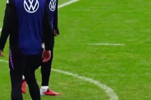 六親不認(rèn)的步伐！國家隊(duì)訓(xùn)練中的快樂阿德耶米！