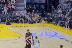 來(lái)了！楊瀚森接隊(duì)友卡馬拉傳球，雙手勉扣，拿下NBA季前首分！