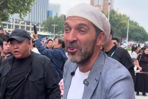 看看是誰來中國了？知道的是布馮，不知道的還以為是賣燒餅的??