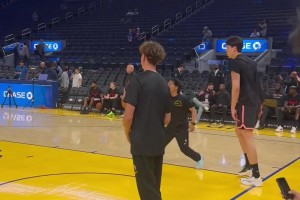 楊瀚森三分命中后，與助教撞胸慶祝！隨后還調(diào)皮搶斷了助教