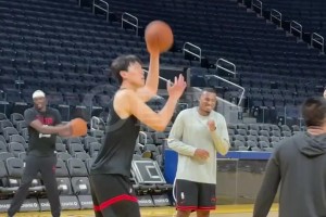 今天將迎來(lái)首秀？！楊瀚森賽前與助教有說(shuō)有笑，翻譯也在旁邊