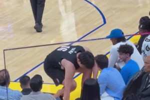 體力確實(shí)扛不住！楊瀚森被換下時(shí)，在場(chǎng)邊氣喘吁吁地往地上一坐