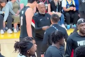 足夠重視！暫停期間，主帥比盧普斯親自指導(dǎo)楊瀚森！小楊頻頻點(diǎn)頭