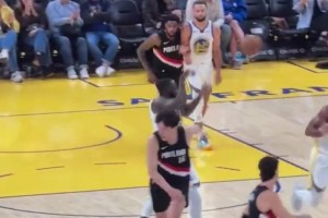 不是追夢(mèng)絆的！這個(gè)視角可以清晰看到，是楊瀚森自己左腿絆右腿導(dǎo)致摔倒