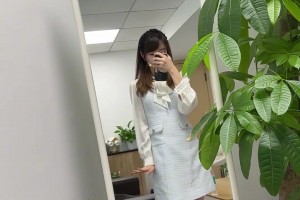 這大長(zhǎng)腿！美女主播小七：北京說冷真冷??！穿裙子凍死我了~
