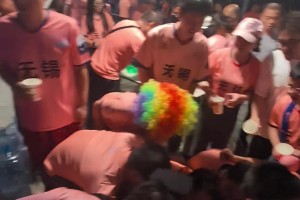 開(kāi)眼了！贛超賽場(chǎng)奇葩一幕：球員把足球硬生生玩成橄欖球??