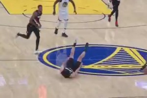 太緊張了？楊瀚森想撲防追夢(mèng)的傳球，結(jié)果不小心把自己給絆倒了！