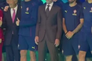 勾肩搭背??C羅和葡萄牙總統(tǒng)關(guān)系就像好兄弟，這地位真沒誰了