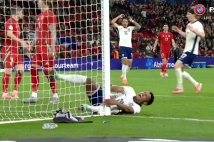 太痛了！沃特金斯包抄空門沒有打進(jìn)，大腿直接撞到立柱痛苦倒地！