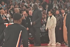 世界級(jí)同框！成龍、貝克漢姆、姚明、奧尼爾一同現(xiàn)身中國(guó)賽現(xiàn)場(chǎng)！