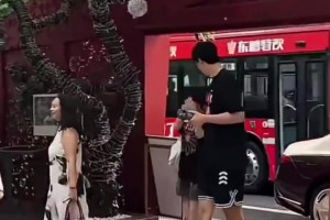 羨煞眾人?球迷拍到楊瀚森與女友約會(huì)，兩人甜蜜依偎