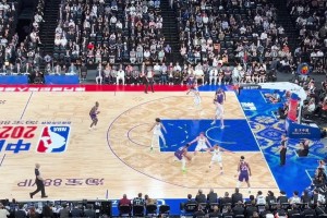 太緊張了？曾凡博全場(chǎng)唯一一次持球進(jìn)攻的機(jī)會(huì)，運(yùn)球運(yùn)到背上了！