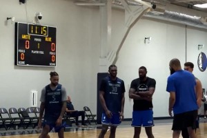 錢德勒指導(dǎo)拉塞爾和鮑威爾吃餅，新賽季獨行俠你覺得西部第幾？