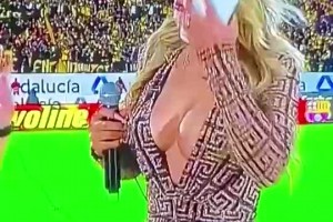 玷污足球！厄瓜多爾女主持人穿著暴露遭批??