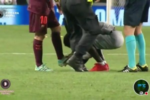 博主：不敢相信在C羅長大的球場里，葡萄牙球迷親吻了梅西的腳