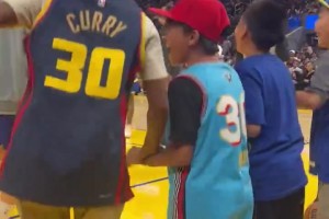 庫(kù)里和小粉絲擊掌！這娃大喊：我再也不洗手了??