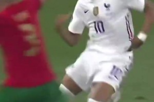 姆巴佩1v1單挑佩佩，沒想到被一招化解??