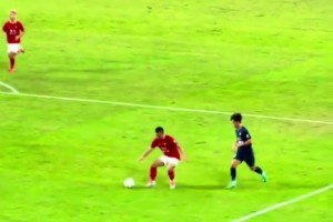 贛超奇葩一幕：防守球員圓規(guī)式護(hù)球被判點(diǎn)，痛苦捶地臥草??