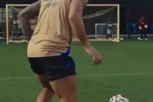 勞塔羅訓(xùn)練場秀射術(shù)！網(wǎng)友調(diào)侃：看來今天上場的又是馬丁內(nèi)斯??