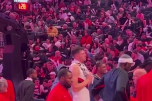 楊瀚森今日在場上打瘋了，球迷打趣：克林根在場下顯得很落寞！