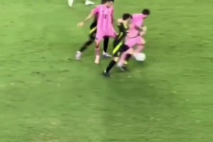 梅西：不在乎你是否站在我身邊，我一樣會(huì)過掉你??